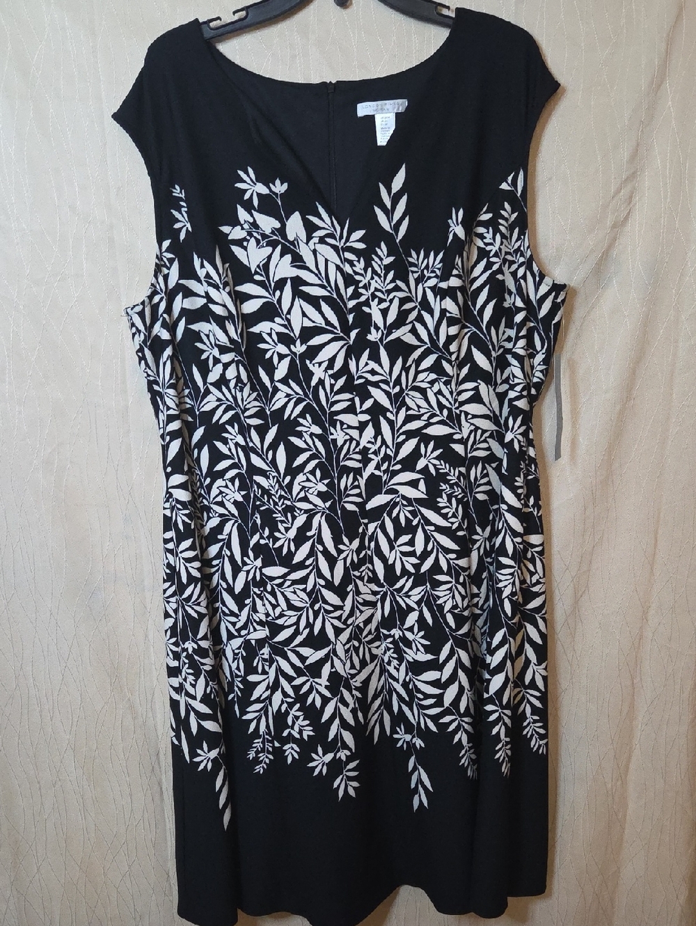 Classic Black & Cream Leaf-Print Sleeveless Dress